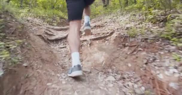 Homem Correndo Subindo Uma Estrada Terra Montanha — Vídeo de Stock