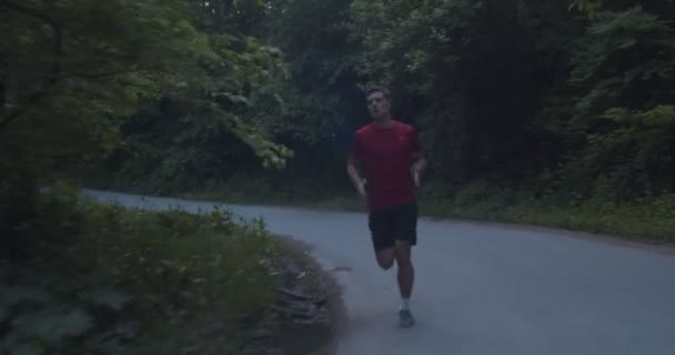 Entrenamiento Resistencia Hombre Corriendo Solo Carretera Montaña Cámara Seguimiento Través — Vídeos de Stock