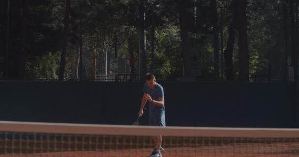 Jugador Tenis Practicando Servicio Cálido Día Soleado — Vídeos de Stock