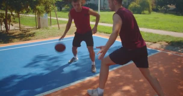 Empat Teman Muda Bermain Basket Hari Yang Cerah — Stok Video