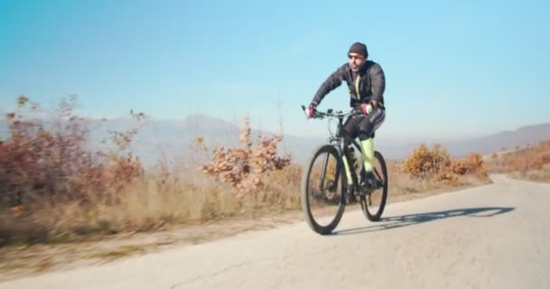 언덕에서 자전거를 다니는 — 비디오