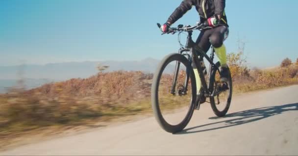 昼間は山の中で自転車に乗る先輩 — ストック動画
