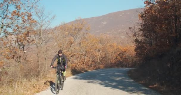 Uomo Anziano Bicicletta Sulle Colline Montagna Giorno — Video Stock