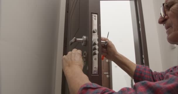 Senior Handyman Werkt Thuis — Stockvideo