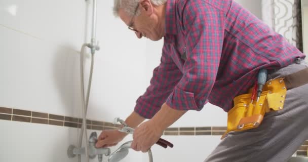 Handyman Senior Trabajando Casa — Vídeos de Stock
