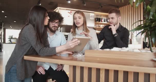 Amigos Teniendo Una Charla Una Cafetería — Vídeos de Stock