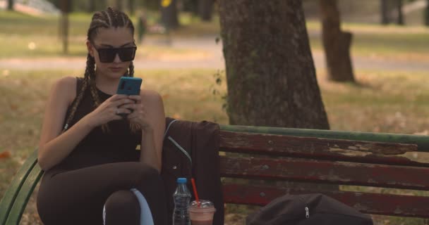 Teenager Guardando Suo Telefono Nel Parco — Video Stock