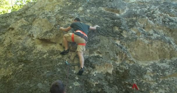 Homem Escalando Rochas Dia Ensolarado — Vídeo de Stock