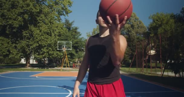 Veterano Jugador Baloncesto Rotando Pelota Antes Del Juego — Vídeo de stock