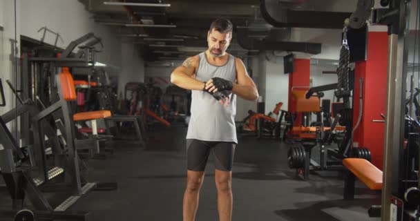 Hombre Adulto Poniendo Equipo Gimnasio — Vídeos de Stock