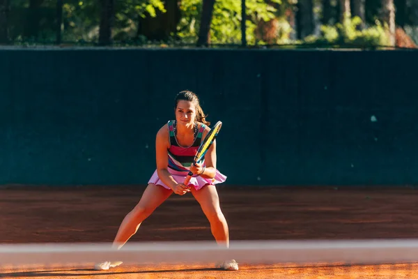 Žena Tenista Čeká Návrat Sloužit Hrát Tenis Hry Hliněném Hřišti — Stock fotografie