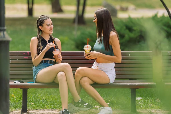 Immagine Attraverso Cespugli Del Parco Due Gioiose Giovani Donne Che — Foto Stock