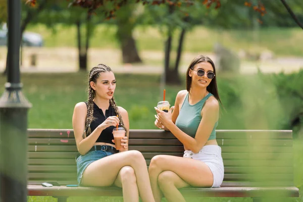 Bild Durch Parkbüsche Von Zwei Fröhlichen Jungen Frauen Die Ihre — Stockfoto