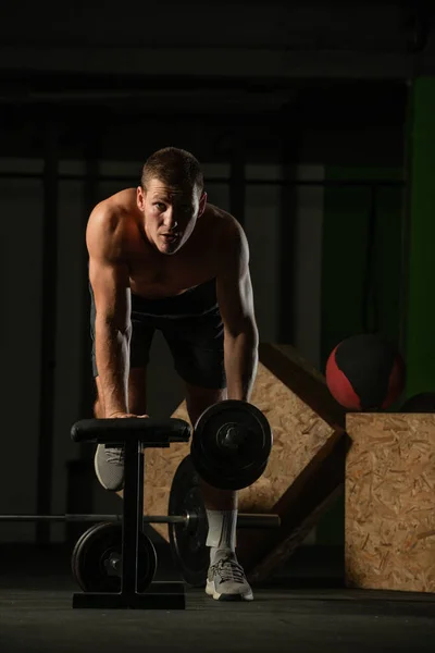 Sportovec Dělá Cvičení Závažími Nad Fitness Lavice Dívá Přímo Kamery — Stock fotografie