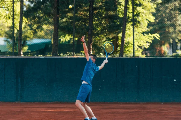 Profi Ausgerüstete Männliche Tennisspieler Schlagen Hart Den Tennisball Mit Einer — Stockfoto