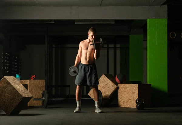 Jovem Fisiculturista Formação Dumbbell Alternar Bíceps Curl Casa Ginásio — Fotografia de Stock