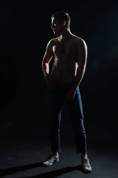 Silhouettenbild Eines Heißen Hemdlosen Muskulösen Mannes Der Jeans Einem Dunklen — Stockfoto