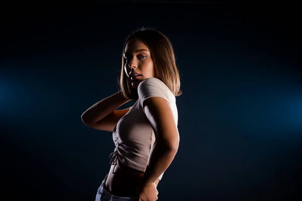 Studio Body Shot Van Een Aantrekkelijke Vrouw Poseren Stijlvolle Kleding — Stockfoto