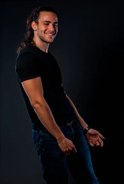 Modelo Masculino Jovem Atraente Posando Calças Azuis Camiseta Preta — Fotografia de Stock