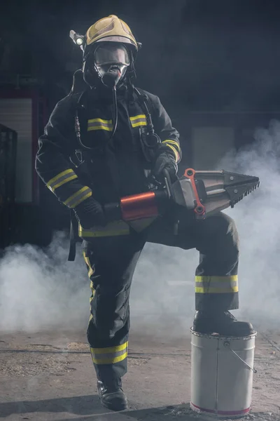 Портрет Храброго Пожарного Уверенно Стоящего Полном Защитном Снаряжении Явки Шлеме — стоковое фото