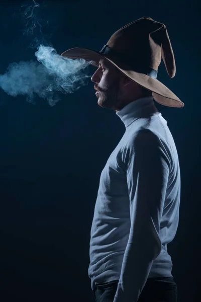 Retrato Joven Guapo Con Sombrero Vaquero Fumando Cigarrillo Estudio Alto — Foto de Stock