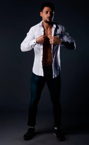 Kroppsfoto Attraktiv Manlig Modell Poserar Moderna Trendiga Kläder — Stockfoto