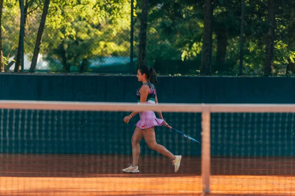 ネットを通して観察されたきれいな女性テニス選手 — ストック写真