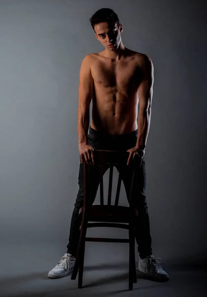 Retrato Atractivo Hombre Sin Camisa Jeans Negros Posando — Foto de Stock