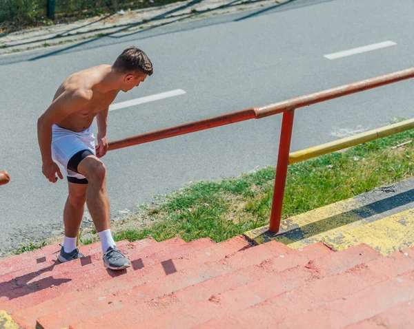 Atletisk Muskulös Skjorta Man Står Utomhus Trappor Och Knyta Skosnören — Stockfoto