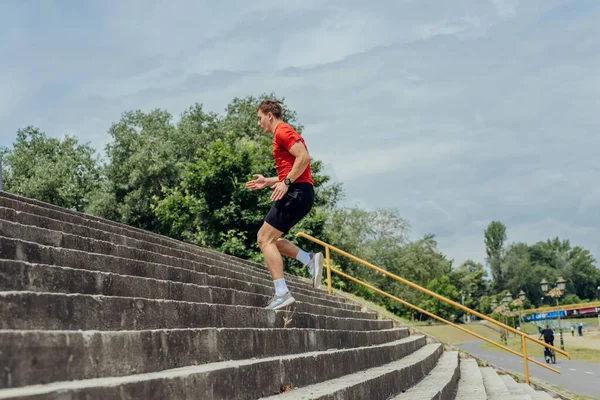 Młody Atrakcyjny Mężczyzna Sportowiec Ćwiczenia Działa Schodach Parku — Zdjęcie stockowe