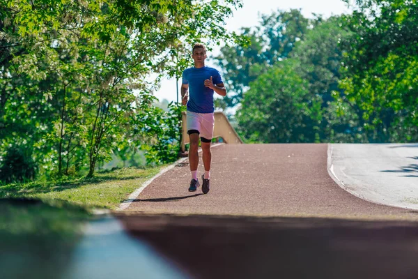 Jonge Knappe Atleet Joggen Renbaan Ochtend — Stockfoto