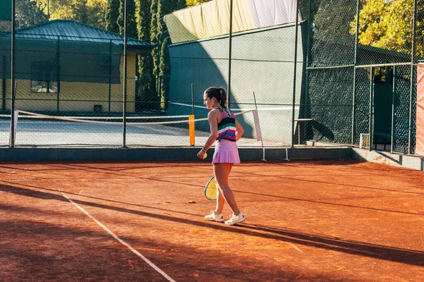 コートの外でテニスをしている若い女性の背中からの眺め — ストック写真