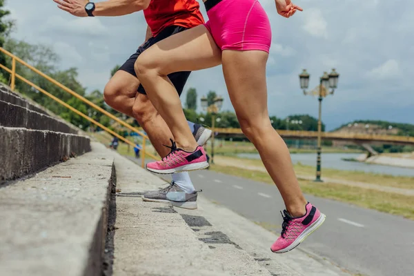 Închide Vedere Laterală Fotografie Picioarelor Sportivilor Care Rulează Scări Beton — Fotografie, imagine de stoc