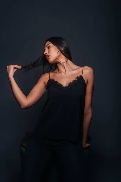 Prachtige Vrouw Model Met Een Sexy Zwarte Tank Top Zwarte — Stockfoto