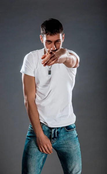 Cooler Junger Mann Weißem Shirt Und Blauer Jeans Posiert — Stockfoto