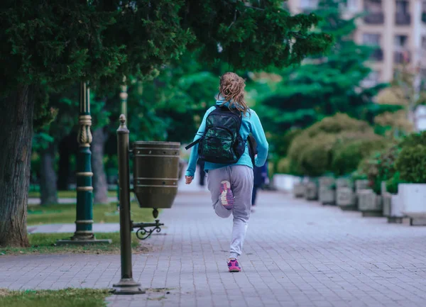 Fit Coureuse Exécutant Son Activité Sportive Dans Parc Local Ville — Photo