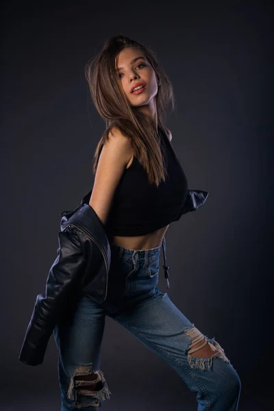 Retrato Uma Bela Menina Elegante Posando Jaqueta Couro Preto Jeans — Fotografia de Stock