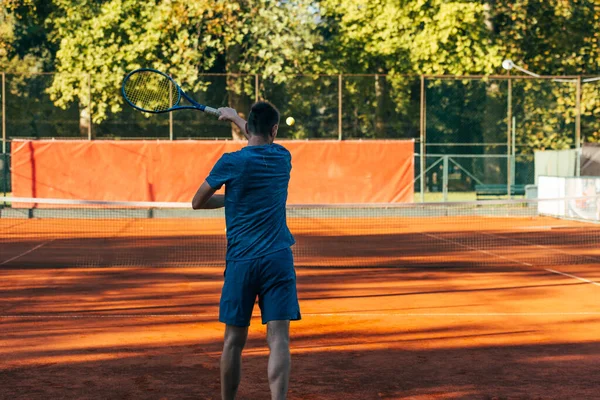 Visszapillantás Egy Teniszező Kész Szolgálni Salakos Pályán Visel Kék Sportruházat — Stock Fotó