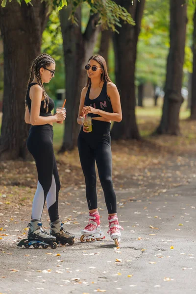 Дві Жінки Спортивному Одязі Катаються Роликах Парку Сонячну Погоду — стокове фото
