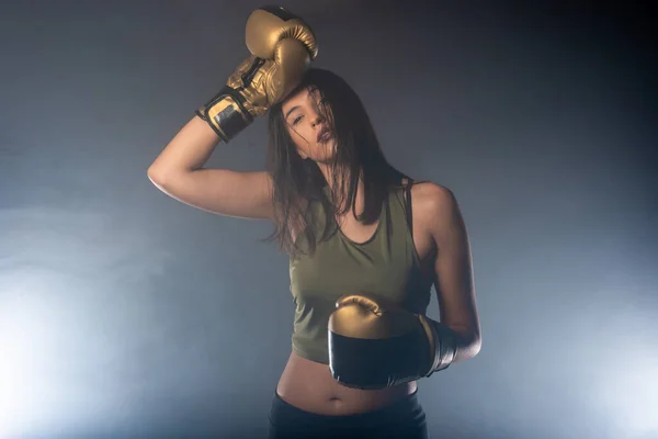 Retrato Ahumado Una Atractiva Chica Forma Usando Guantes Boxeo Posando — Foto de Stock