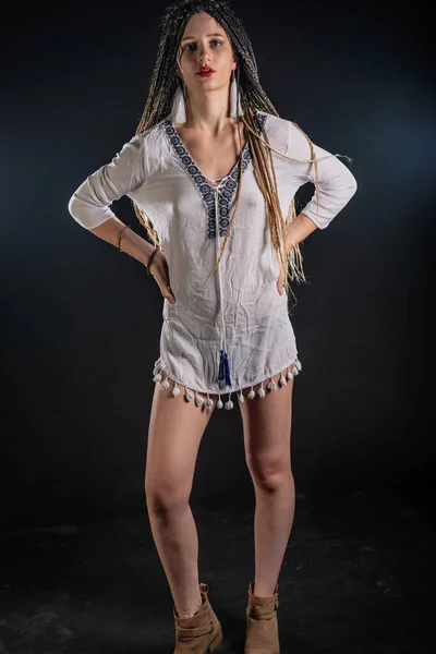 Atractivo Femenino Feminista Guerra Tribal Vestido Blanco Corto Foto Aislada —  Fotos de Stock