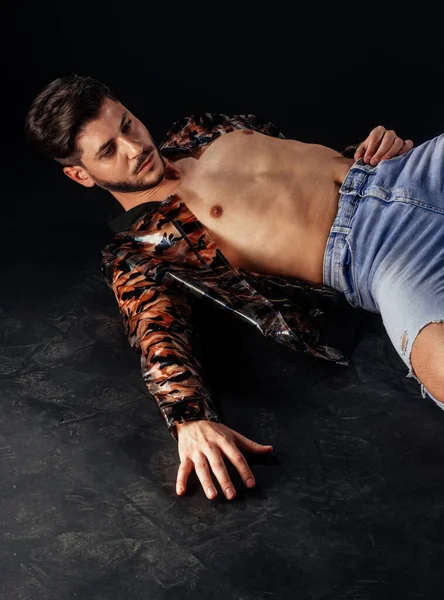 Body Shot Van Een Mode Mannelijk Model Poseren Gekleed Jas — Stockfoto