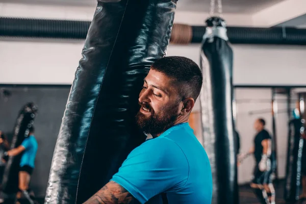 Guapo Joven Kick Boxer Prepararse Para Entrenamiento Undeground Gimnasio — Foto de Stock