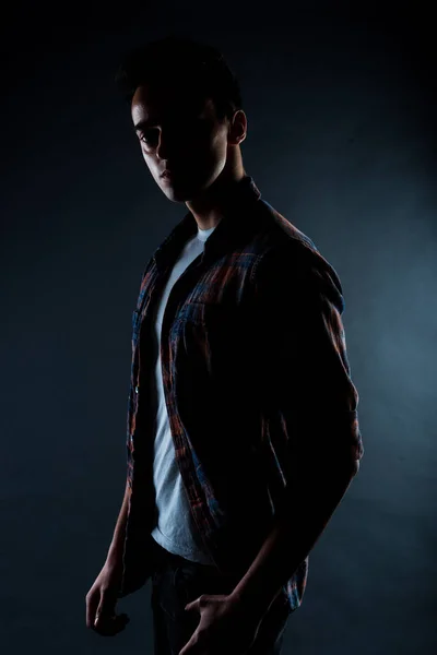 Cooler Junger Mann Hemd Posiert Modernen Studio Vor Schwarzem Hintergrund — Stockfoto