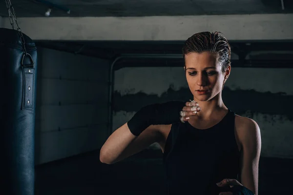 Imagem Jovem Mulher Focada Preparando Suas Ligaduras Pretas Para Boxe — Fotografia de Stock