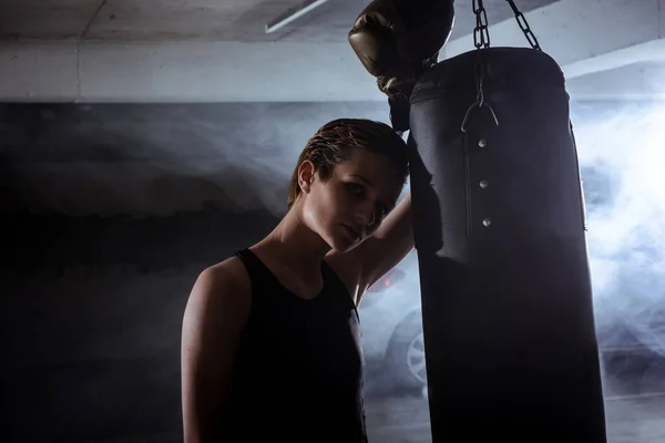 Imagen Silueta Del Boxeador Femenino Apoyando Cabeza Saco Cuero Perforado —  Fotos de Stock