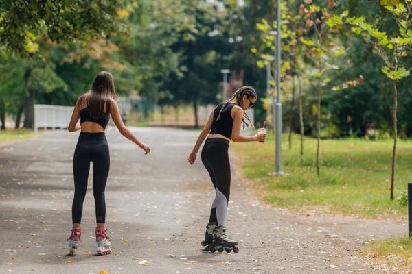 Duas Mulheres Sportswear Patinagem Parque Tempo Ensolarado — Fotografia de Stock