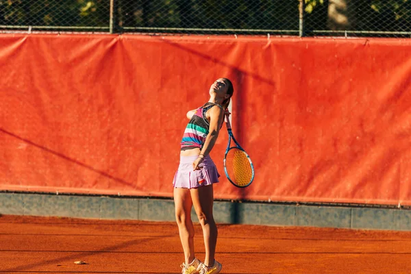 Güneşli Bir Günde Raketli Güzel Bir Bayan Tenis Oynuyor — Stok fotoğraf