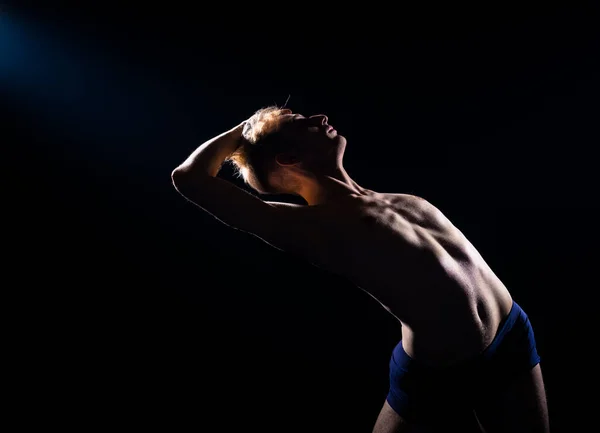 Danser Tijdens Een Danspraktijk Tegen Een Donkere Achtergrond — Stockfoto