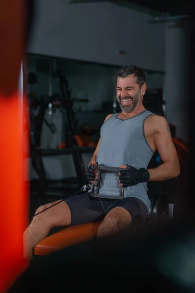 Entrenamiento Fitness Gimnasio Deportivo Hombre Activo Con Barba Sentada Tirando — Foto de Stock